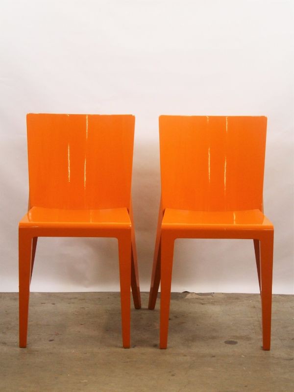 Een duo oranje Alfa stoelen (Hannes Wettstein voor Molteni & C)